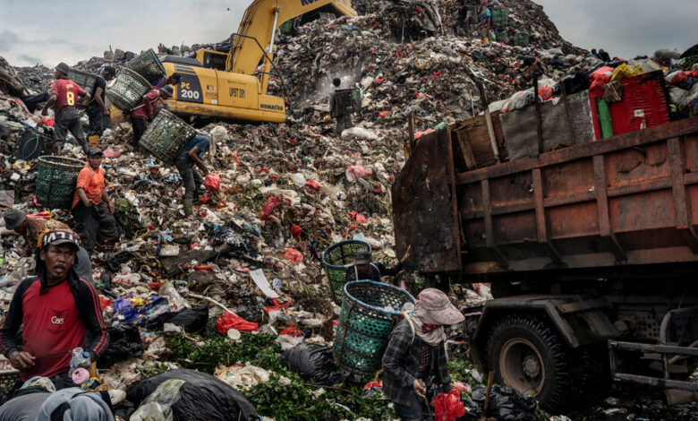 Book Review: ‘Waste Wars,’ by Alexander Clapp Book Review: ‘Waste Wars,’ by Alexander Clapp