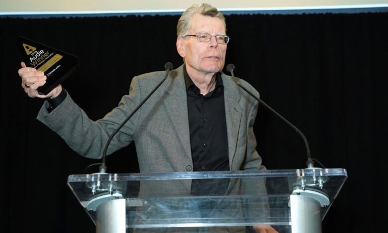 Stephen King and John Grisham Disagree On How to Write Books Stephen King and John Grisham Disagree On How to Write Books