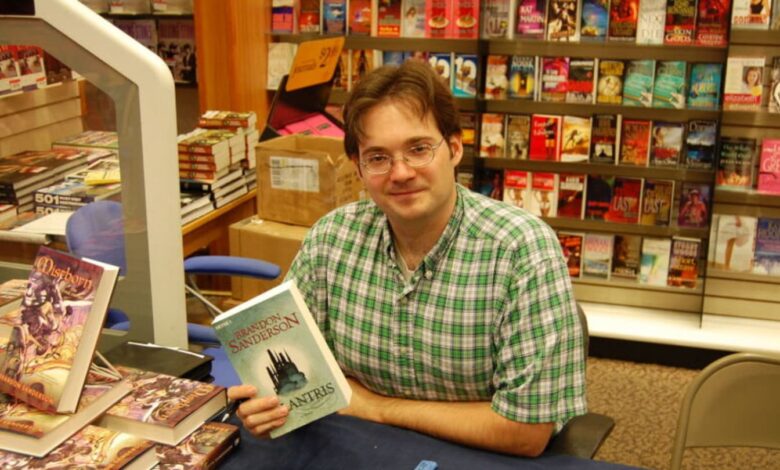 Brandon Sanderson thinks AI “will write books as good as or better than authors” Brandon Sanderson thinks AI “will write books as good as or better than authors”