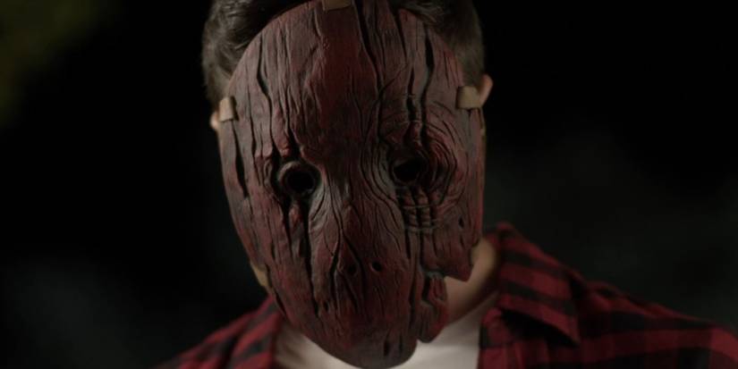 Julio (Sergio Alguacil) wearing a mask in 'Slasher'